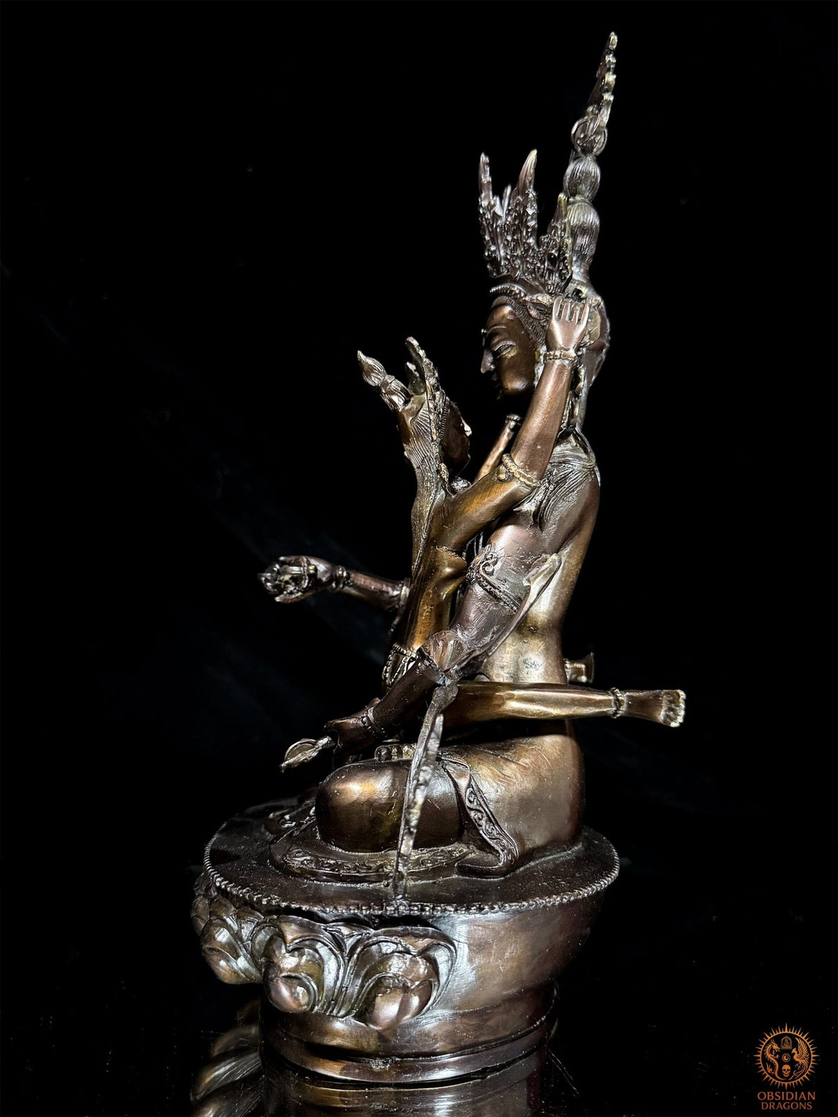 Vajrasattva en bronze vu de profil, le visage tourné vers la gauche, avec les jambes de sa parèdre autour de sa taille.