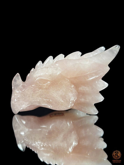  Profil gauche de la tête de dragon en quartz rose Le Cœur invincible, sculpture minérale aux longues cornes et à la crête détaillée