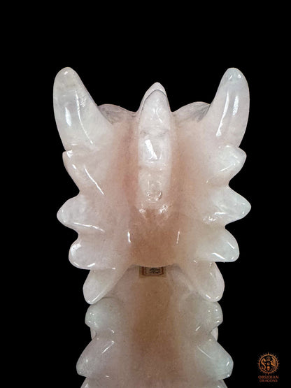 Vue arrière de la tête de dragon en quartz rose du Brésil, montrant les deux grandes cornes, la crête centrale et les pointes sculptées