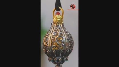 Pendentif Bouddha. Amulette Guan Yin/ Chenrezig, dans un Lotus à 6 pétales. Argent 925, plaqué or 24k pendentif ouvrant.
