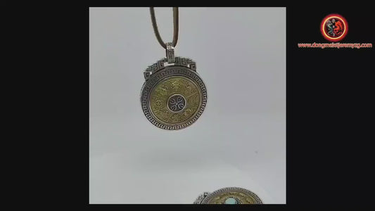 pendentif bouddhiste, amulette de protection tibetaine. Argent 925, cuivre. 8 symboles auspicieux du bouddhisme turquoise ou agate nan hong