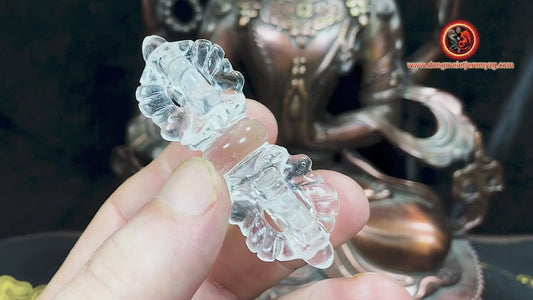 Vajra Dorje en cristal de roche naturel. Nature indestructible de l'esprit foudre de diamant sculpté à la main, bouddhisme vajrayana