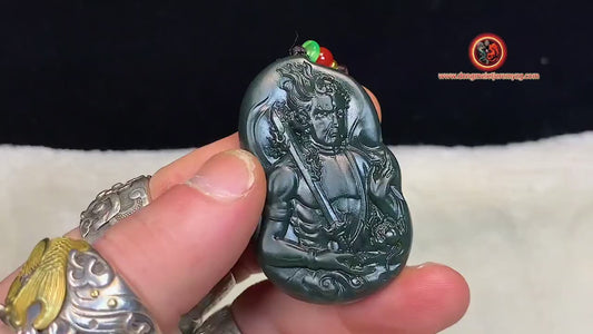 Pendentif bouddha en jade.Bouddha Acala- Bouddha Sakyamuni. Jade naturel expertisé. Entièrement réalisé artisanalement, pièce unique.