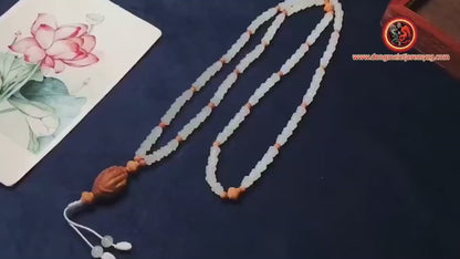 mala chapelet bouddhiste traditionnel prières et meditation jade nephrite naturel blanc 108 perles. Mains en priere en noyau d'olive sculpté