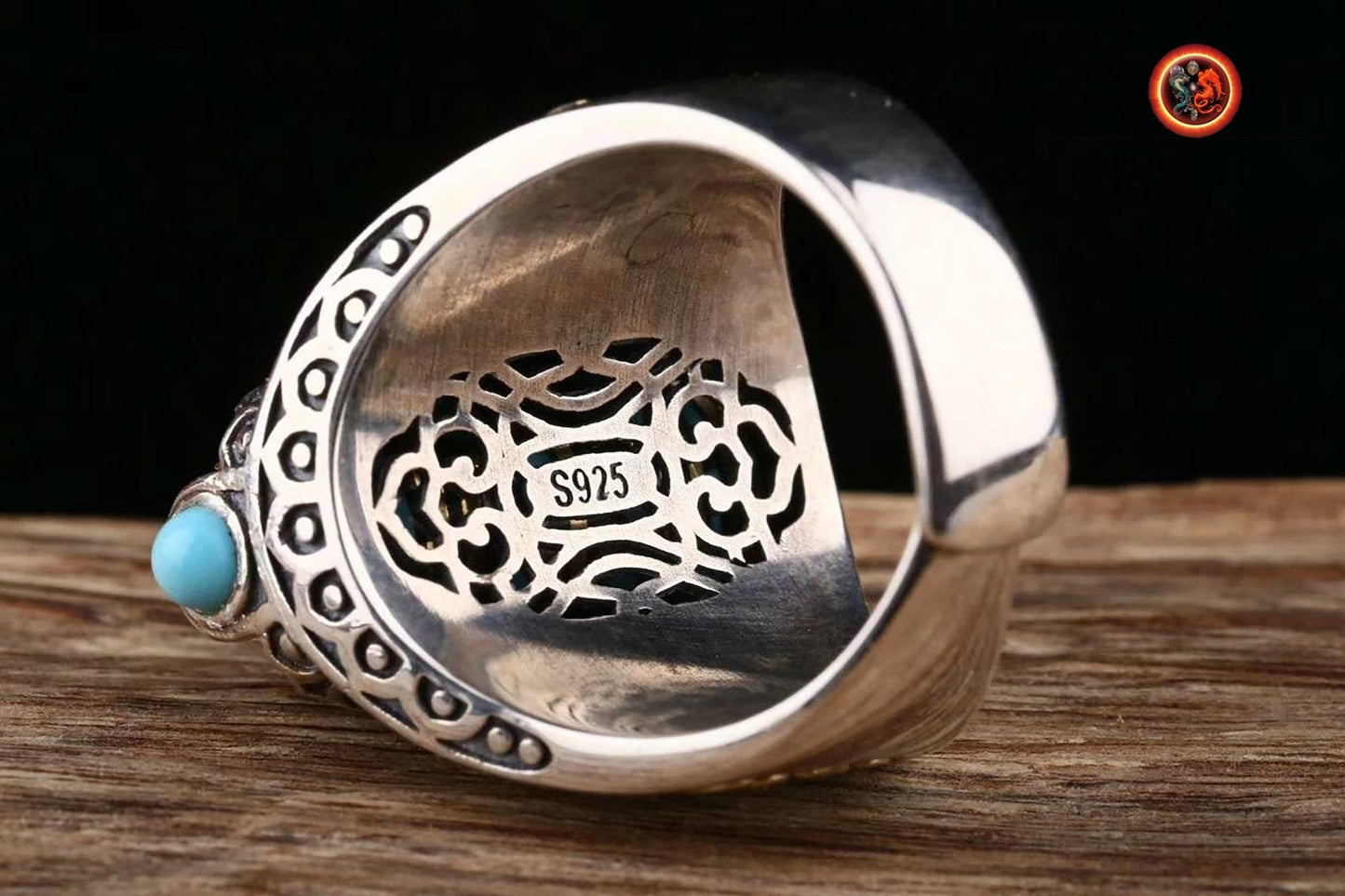 Bague bouddhiste tibétaine. DZI ou pierre celeste sacrée de protection tibétaine tournant représentation de Garuda, argent 925, turquoise. - obsidian dragon