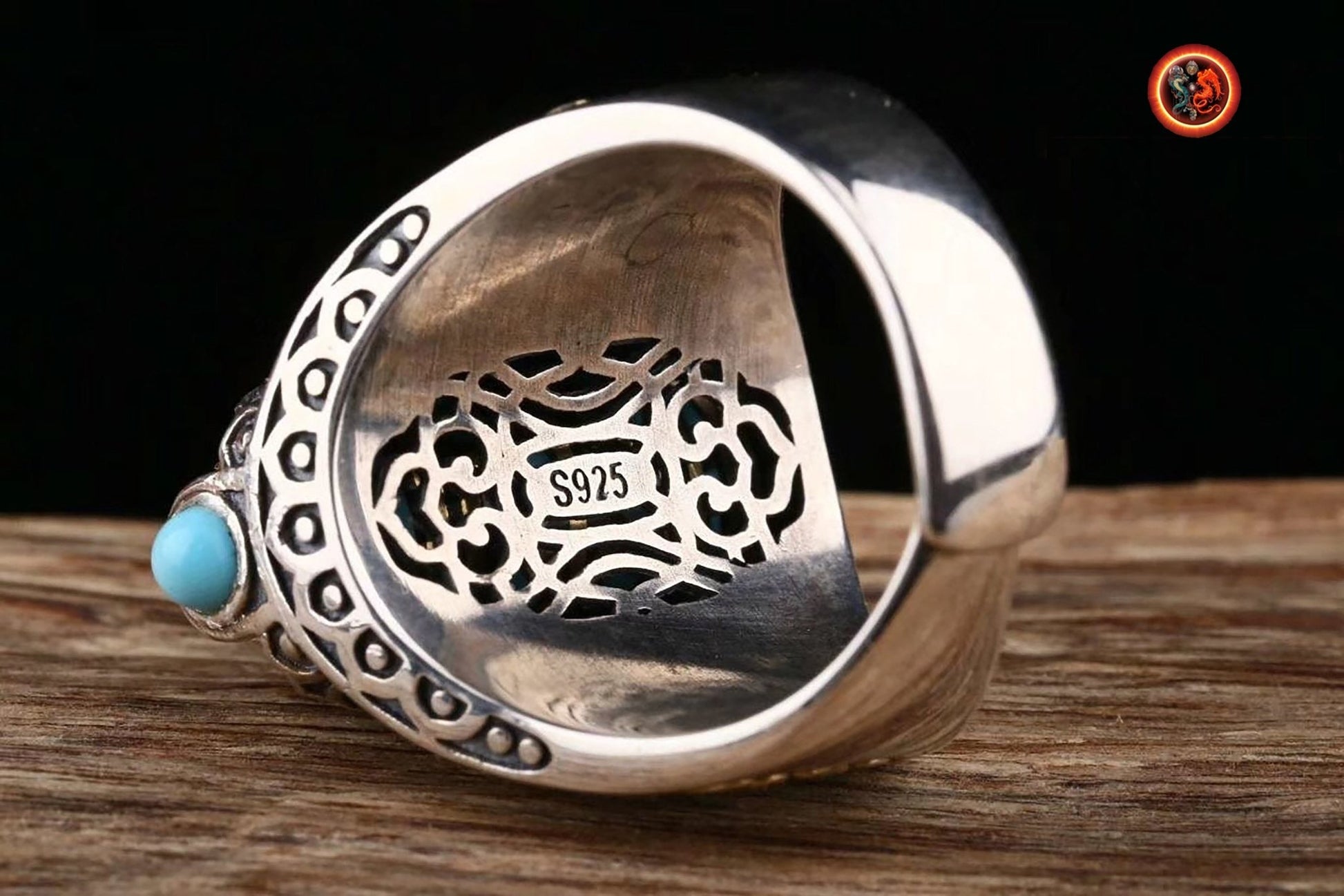 Bague bouddhiste tibétaine. DZI ou pierre celeste sacrée de protection tibétaine tournant représentation de Garuda, argent 925, turquoise. - obsidian dragon