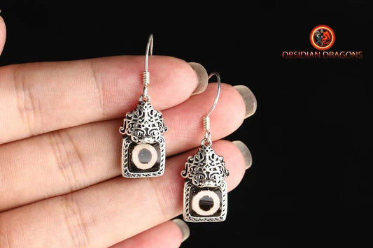 Boucle d'oreilles tibétaines traditionnelles. DZI, agates sacrées tibétaines à un oeil " Sagesse humaine et bonheur de la vie". Argent 925 - obsidian dragon
