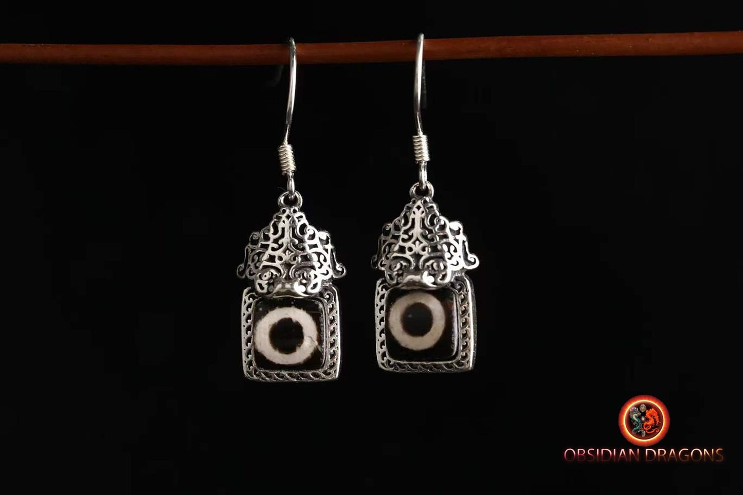 Boucle d'oreilles tibétaines traditionnelles. DZI, agates sacrées tibétaines à un oeil " Sagesse humaine et bonheur de la vie". Argent 925 - obsidian dragon