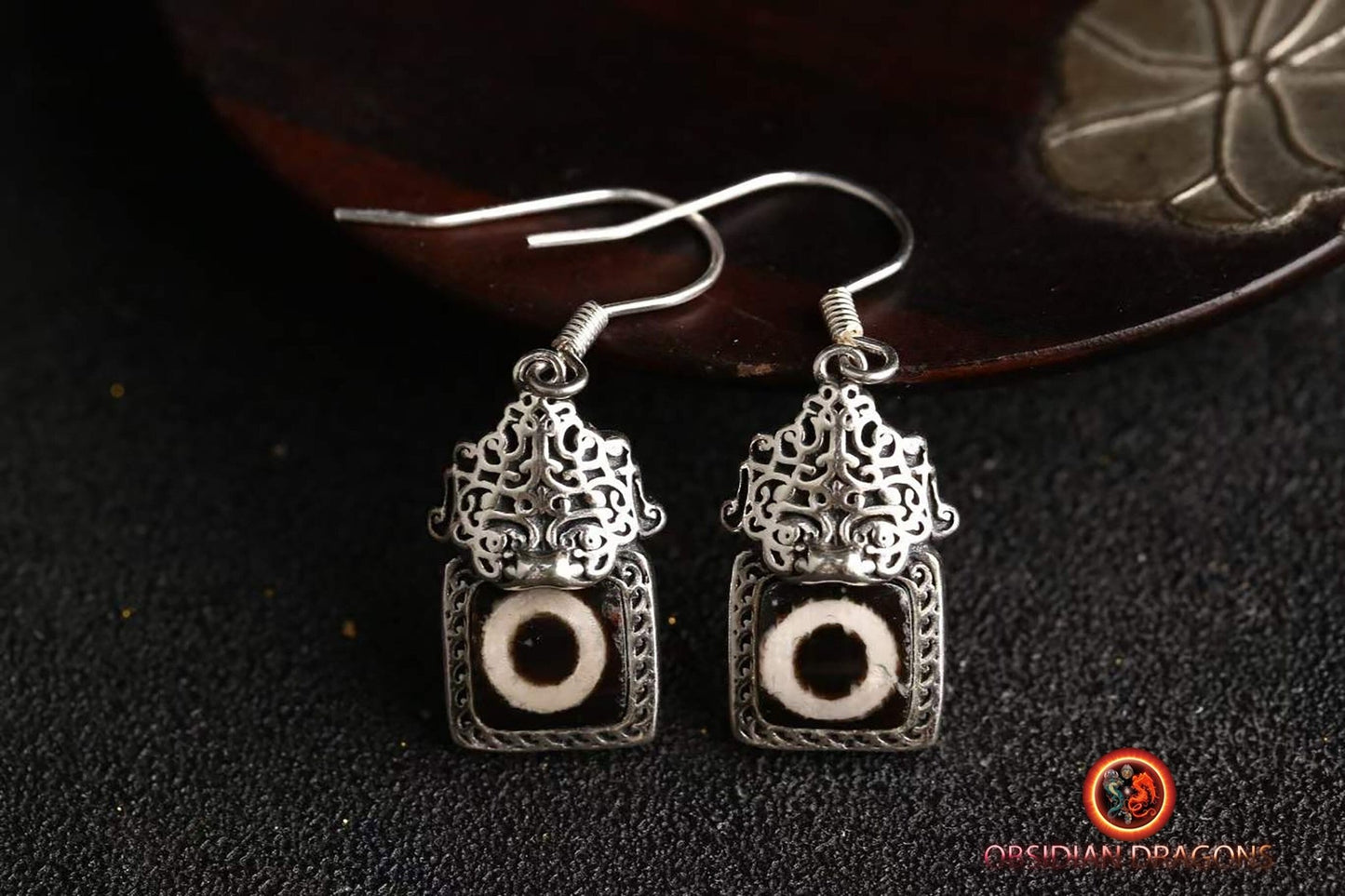 Boucle d'oreilles tibétaines traditionnelles. DZI, agates sacrées tibétaines à un oeil " Sagesse humaine et bonheur de la vie". Argent 925 - obsidian dragon