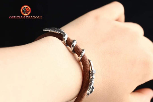 Bracelet tibetain, bouddhiste. Bouddha, épée du bodhisattva de la connaissance Manjushri en argent 925 enroulée sur un bracelet de cuir. - obsidian dragon