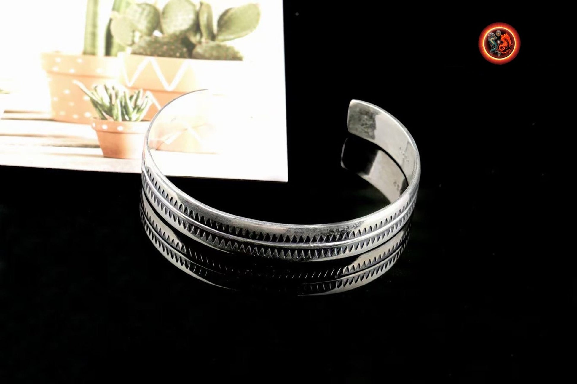 Bracelet jonc en argent 925. Poinçonné. Largeur de 11 mm, poids en argent de 23 grammes. longueur de 20cm, taille réglable car ouvert - obsidian dragon