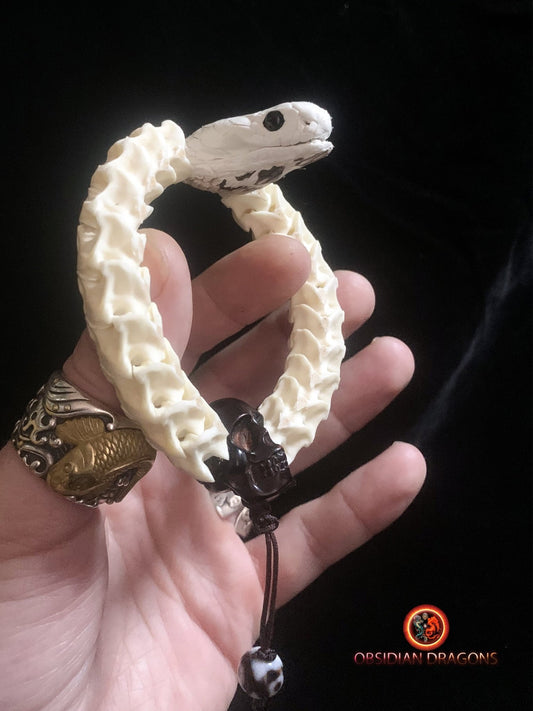 Bracelet en vertèbres de serpent- Tête de cobra naturalisée