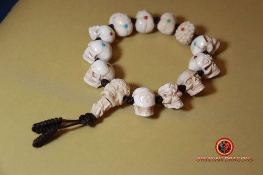 bracelet crânes skull tetes de mort. entièrement sculpté artisanalement en bois de cerf, netsuké Pièce rare. ajustable. collection - obsidian dragon