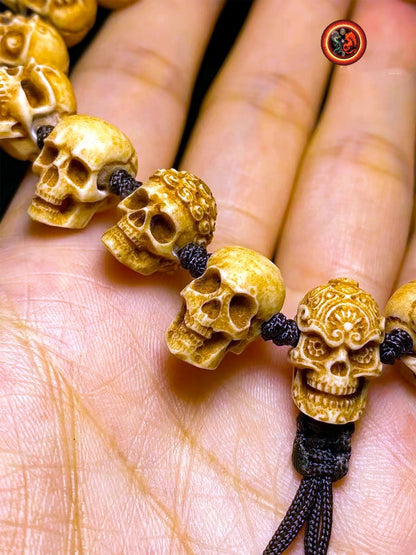 bracelet crânes, skull, tetes de mort. entièrement sculpté artisanalement en bois de cerf, netsuké. Pièce rare. ajustable - obsidian dragon