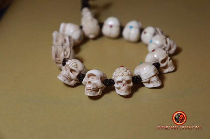 bracelet crânes skull tetes de mort. entièrement sculpté artisanalement en bois de cerf, netsuké Pièce rare. ajustable. collection - obsidian dragon