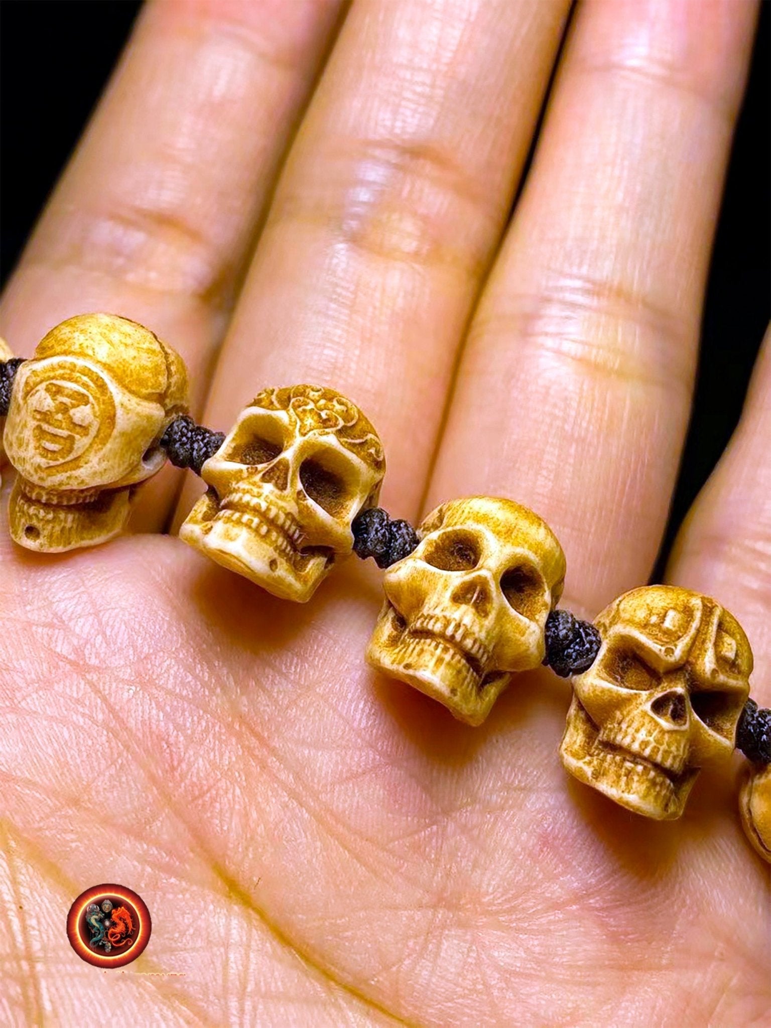 bracelet crânes, skull, tetes de mort. entièrement sculpté artisanalement en bois de cerf, netsuké. Pièce rare. ajustable - obsidian dragon