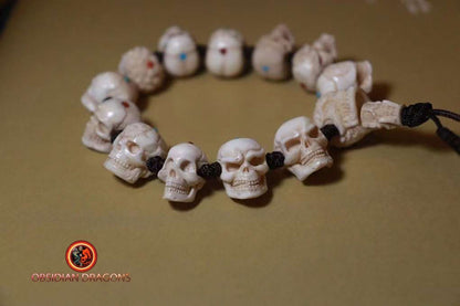 bracelet crânes skull tetes de mort. entièrement sculpté artisanalement en bois de cerf, netsuké Pièce rare. ajustable. collection - obsidian dragon