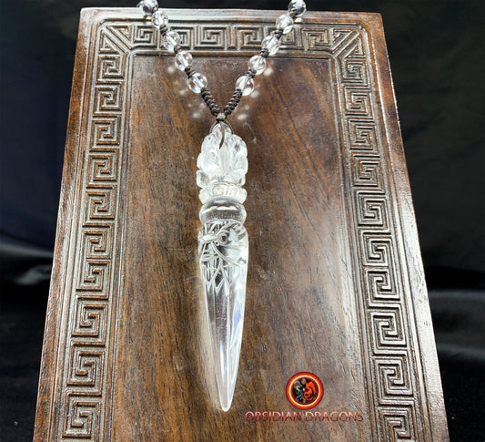 Pendentif dague phurba en cristal de roche, bouddhisme vajrayana. Dague rituelle pour chasser les démons - obsidian dragon