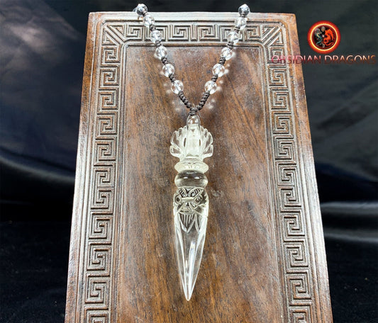 Pendentif dague phurba en cristal de roche, bouddhisme vajrayana. Dague rituelle pour chasser les démons - obsidian dragon