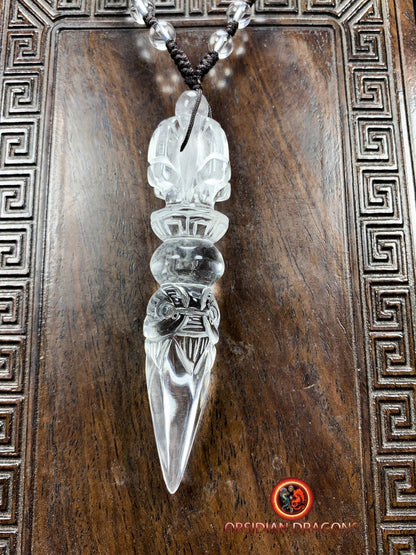 pendentif dague phurba en cristal de roche, bouddhisme vajrayana. Dague rituelle pour chasser les démons - obsidian dragon