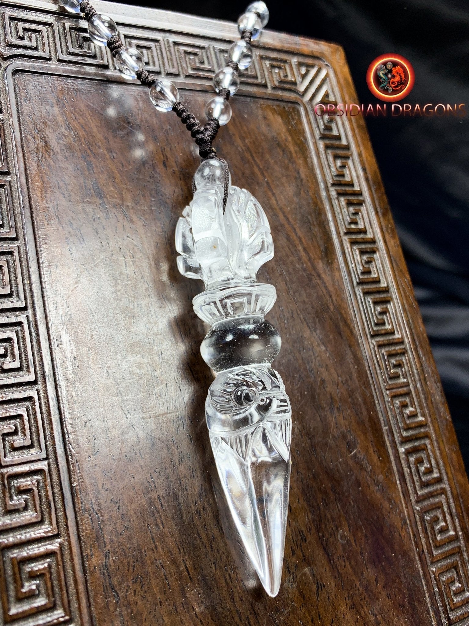 pendentif dague phurba en cristal de roche, bouddhisme vajrayana. Dague rituelle pour chasser les démons - obsidian dragon