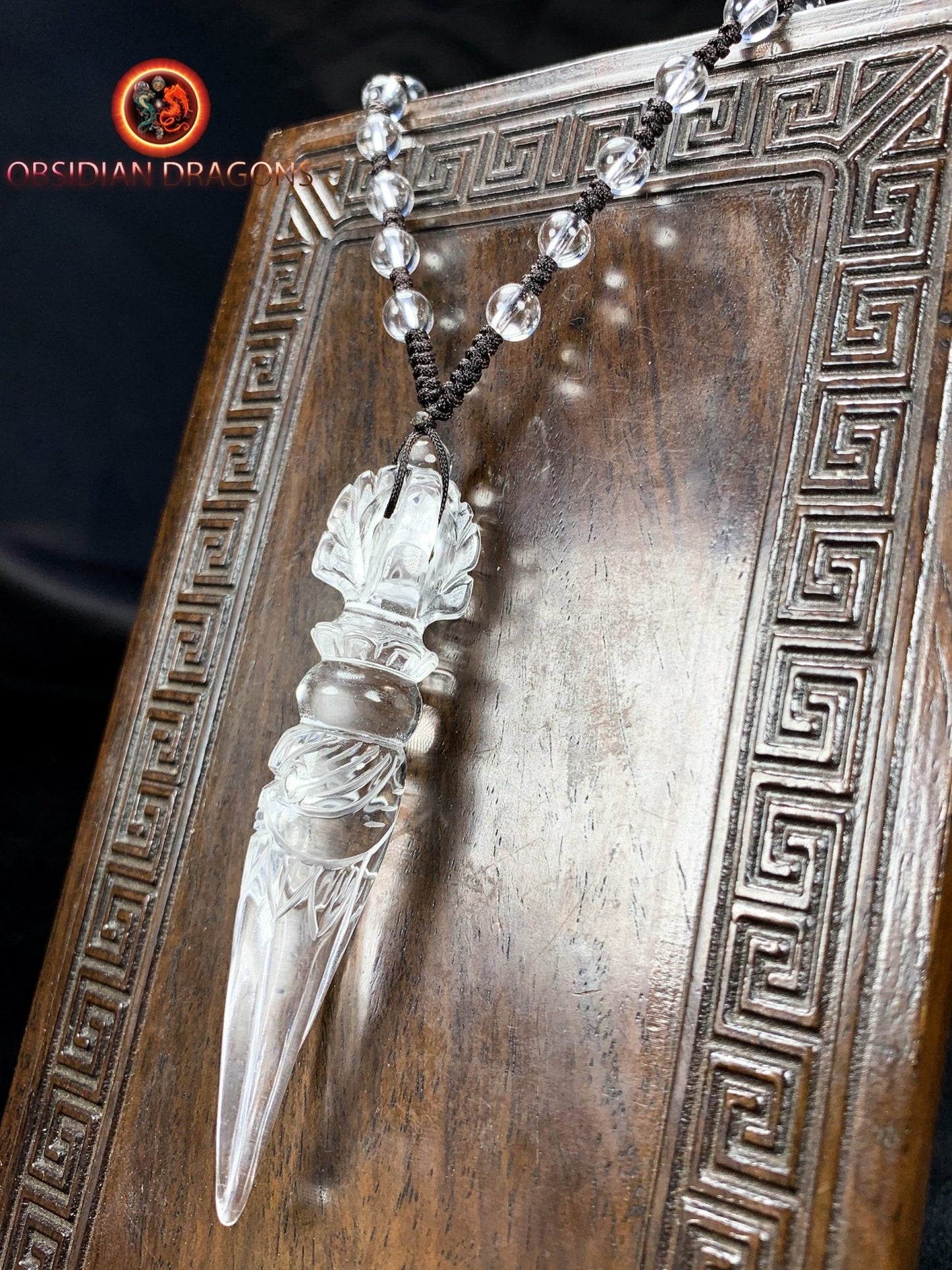 Pendentif dague phurba en cristal de roche, bouddhisme vajrayana. Dague rituelle pour chasser les démons - obsidian dragon