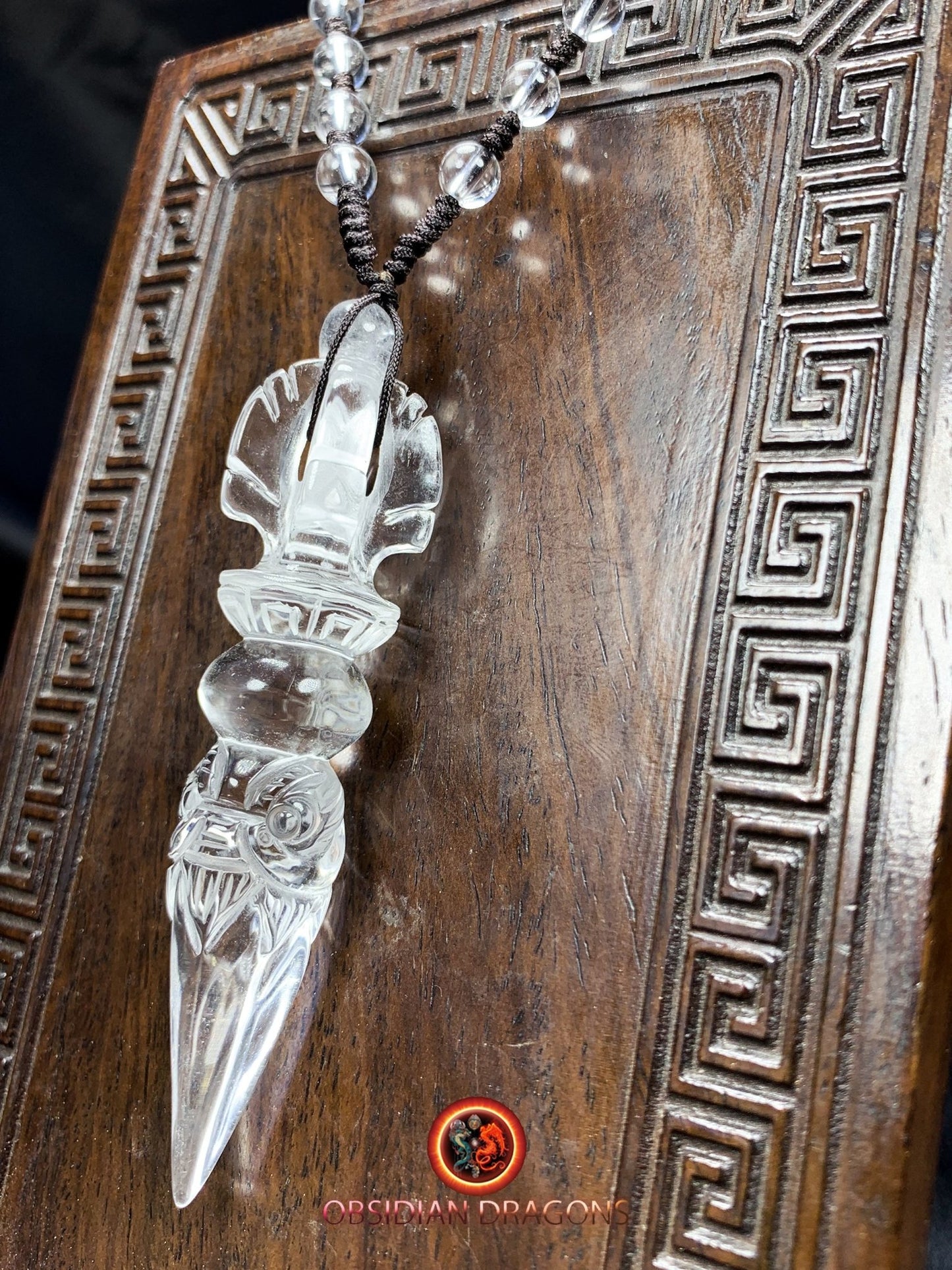 pendentif dague phurba en cristal de roche, bouddhisme vajrayana. Dague rituelle pour chasser les démons - obsidian dragon