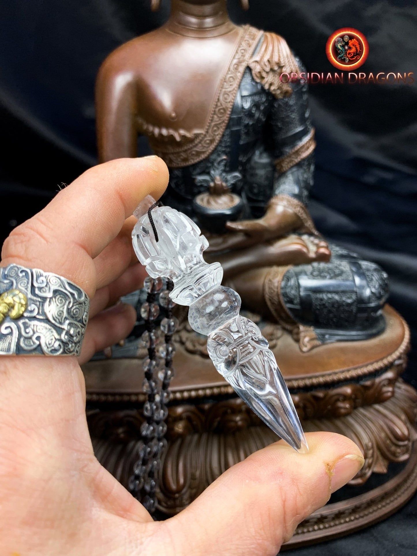 pendentif dague phurba en cristal de roche, bouddhisme vajrayana. Dague rituelle pour chasser les démons - obsidian dragon