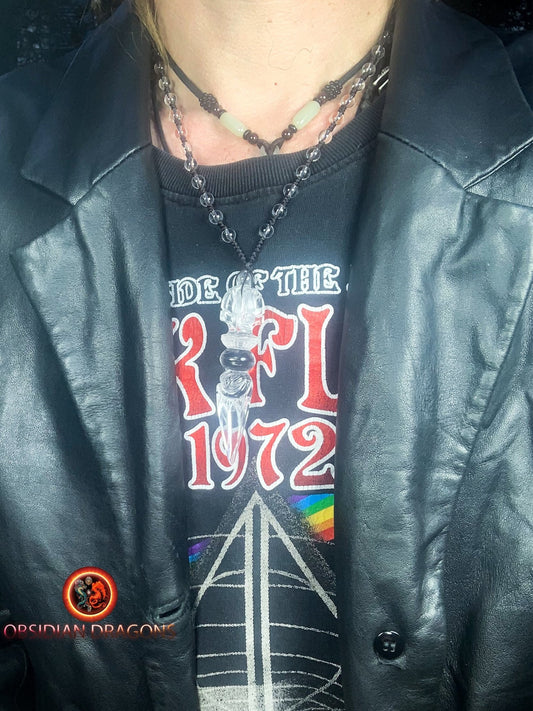 pendentif dague phurba en cristal de roche, bouddhisme vajrayana. Dague rituelle pour chasser les démons - obsidian dragon