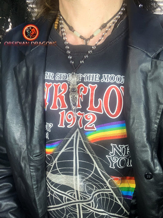 Pendentif dague phurba en cristal de roche, bouddhisme vajrayana. Dague rituelle pour chasser les démons - obsidian dragon