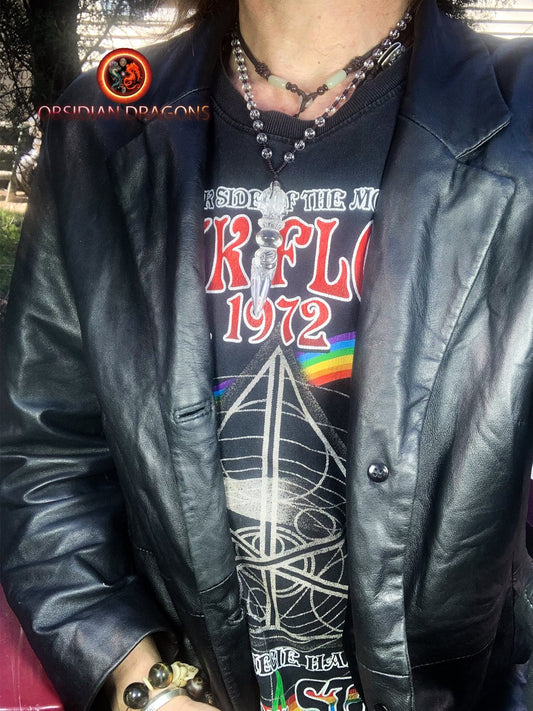 Pendentif dague phurba en cristal de roche, bouddhisme vajrayana. Dague rituelle pour chasser les démons - obsidian dragon