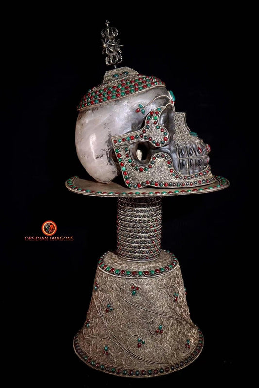 Grand crâne de cristal tibétain sur support- Pratiques tantriques