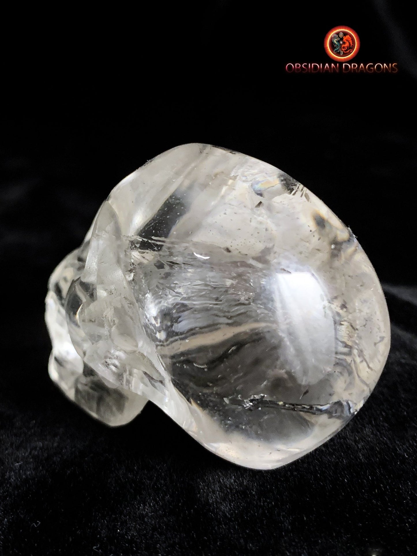 Petit crâne en cristal de roche- Inclusions de tourmaline