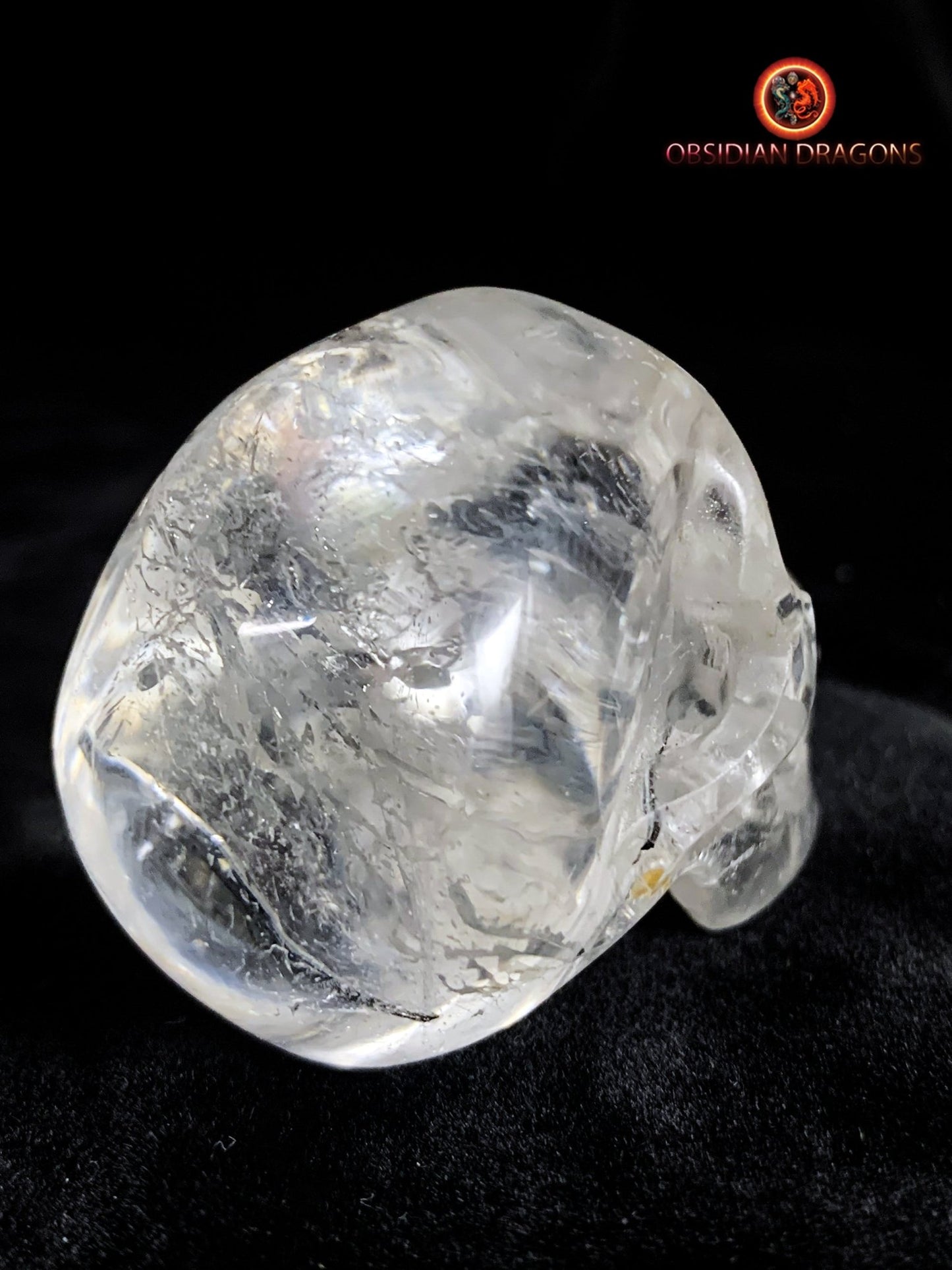 Petit crâne en cristal de roche- Inclusions de tourmaline