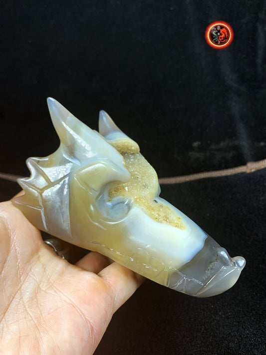 crane de dragon en cristal. Dragon sculpté a la main dans une geode de quartz sur gangue de cristal de roche et d'agate. Piece unique - obsidian dragon