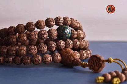 Exceptionnel et rare mala, chapelet bouddhiste, 108 perles de santal de Laoshan. Chenrezi, mantra de la compassion sculpté sur chaque perle - obsidian dragon