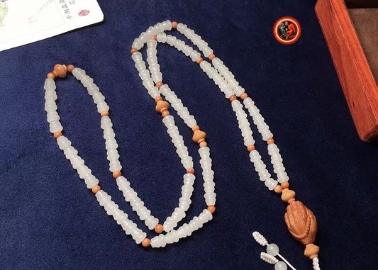 mala chapelet bouddhiste traditionnel prières et meditation jade nephrite naturel blanc 108 perles. Mains en priere en noyau d'olive sculpté - obsidian dragon