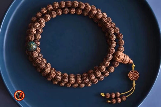 Exceptionnel et rare mala, chapelet bouddhiste, 108 perles de santal de Laoshan. Chenrezi, mantra de la compassion sculpté sur chaque perle - obsidian dragon