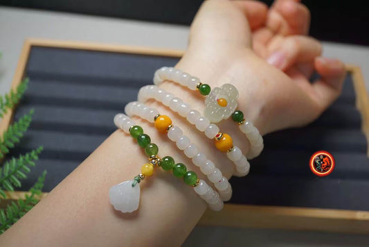 Mala, chapelet bouddhiste tibétain 108 perles de jade néphrite blanc tonneau de 5/5.8mm. Lotus en jade nephrite en finition Agates d'Alashan - obsidian dragon