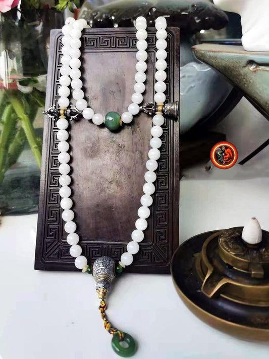Mala, chapelet bouddhiste tibétain 108 perles de jade néphrite blanc de 10mm, jade néphrite vert Dorje et cloche perle de finition en argent - obsidian dragon