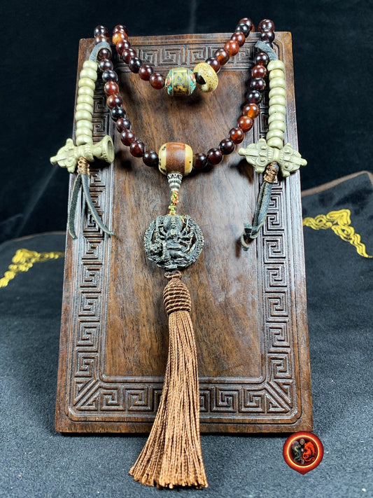 mala, chapelet bouddhiste tibetain. 108 perles de cornes de buffle. amulette, representation tantrique de Manjushri. Montage traditionnel - obsidian dragon