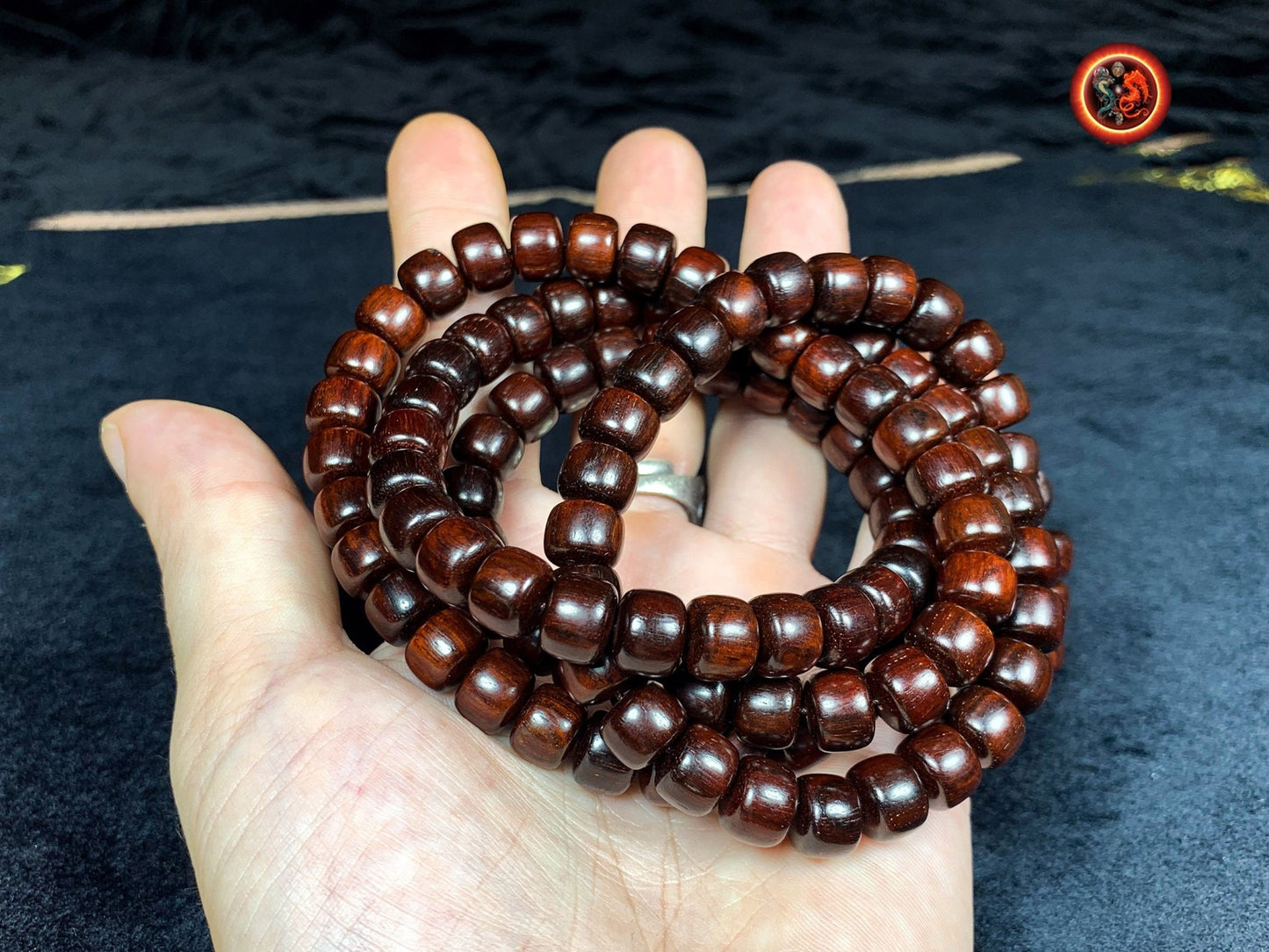 Mala, chapelet bouddhiste traditionnel. 108 perles de santal rouge de collection, qualité exceptionnelle. collier ou bracelet tibetain - obsidian dragon