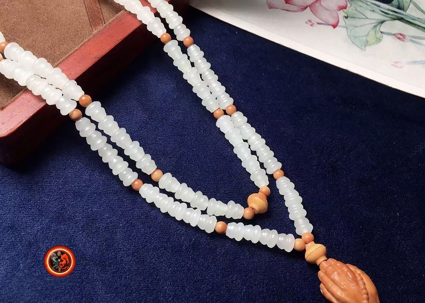 mala chapelet bouddhiste traditionnel prières et meditation jade nephrite naturel blanc 108 perles. Mains en priere en noyau d'olive sculpté - obsidian dragon