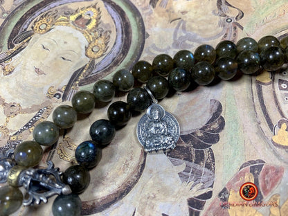 Mala, chapelet bouddhiste traditionnel tibétain. 108 perles de labradorite, argent 925. Prières et méditation - obsidian dragon