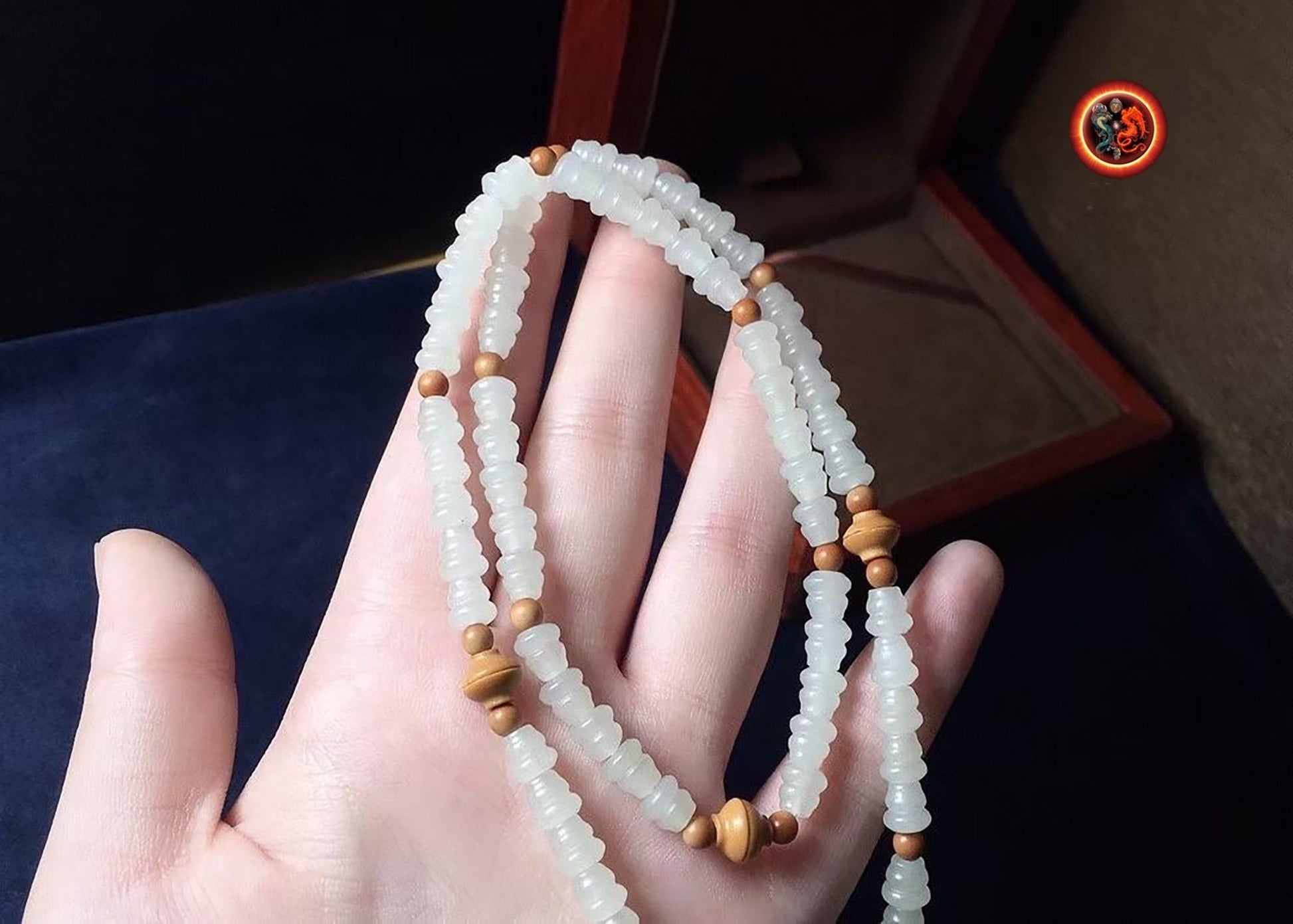 mala chapelet bouddhiste traditionnel prières et meditation jade nephrite naturel blanc 108 perles. Mains en priere en noyau d'olive sculpté - obsidian dragon