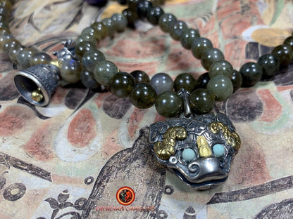 Mala, chapelet bouddhiste traditionnel tibétain. 108 perles de labradorite, argent 925. Prières et méditation - obsidian dragon