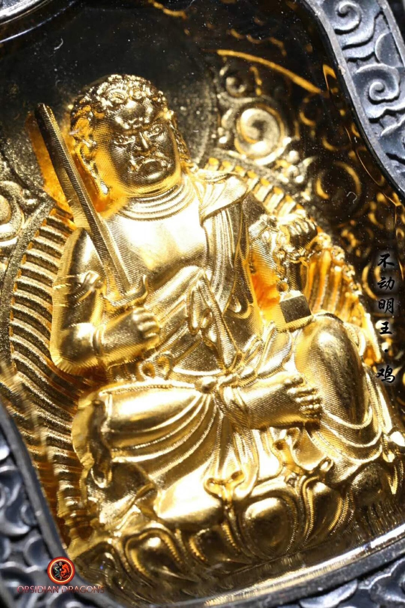 Pendentif bouddha Acala. Amulette de protection du bouddhisme vajrayana esoterique tibétain. représentation de Garuda sur la beliere. - obsidian dragon
