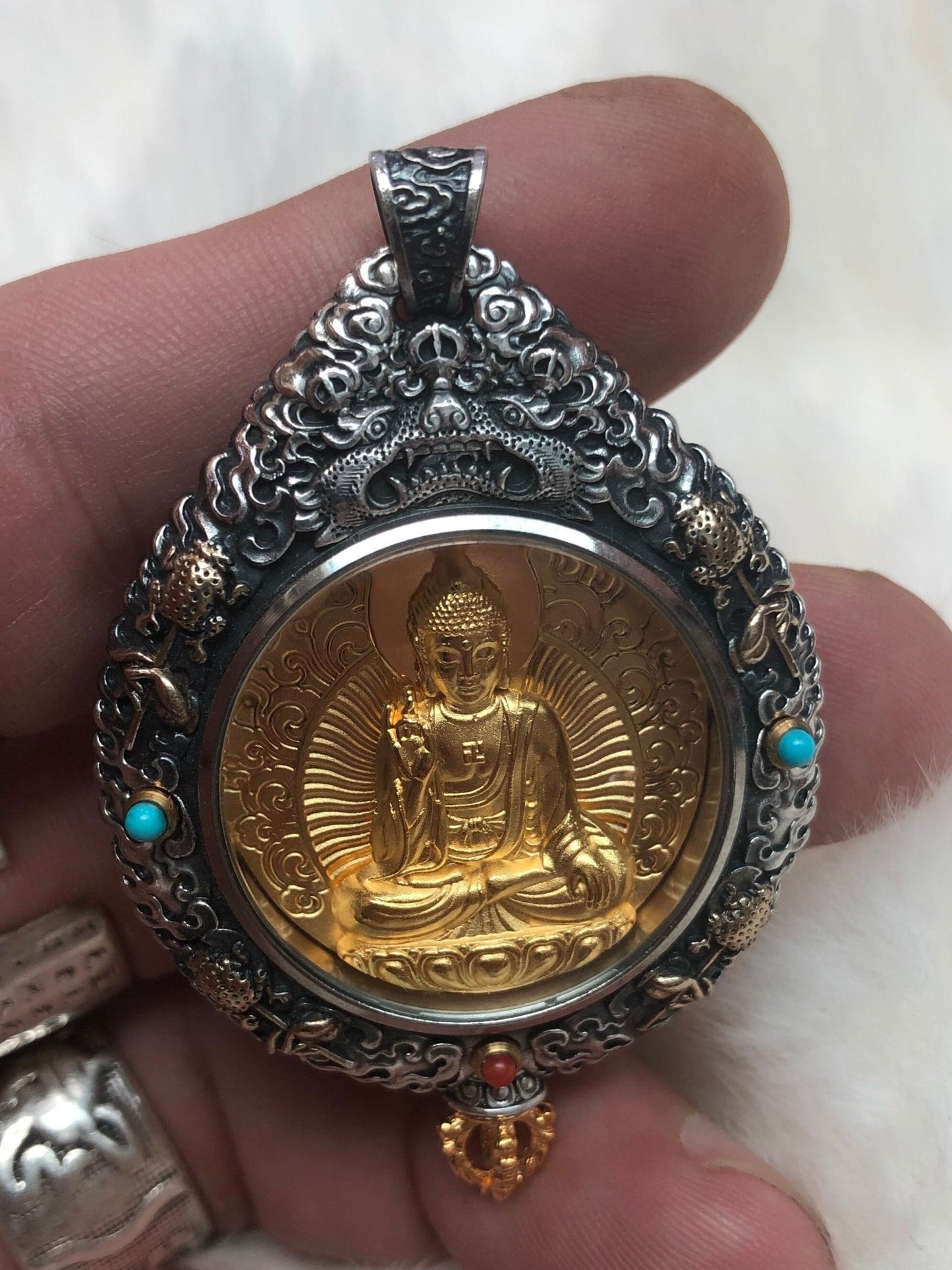 Pendentif Bouddha Amitabha. Ghau tibétain. Argent massif et plaqué or 18k. - obsidian dragon