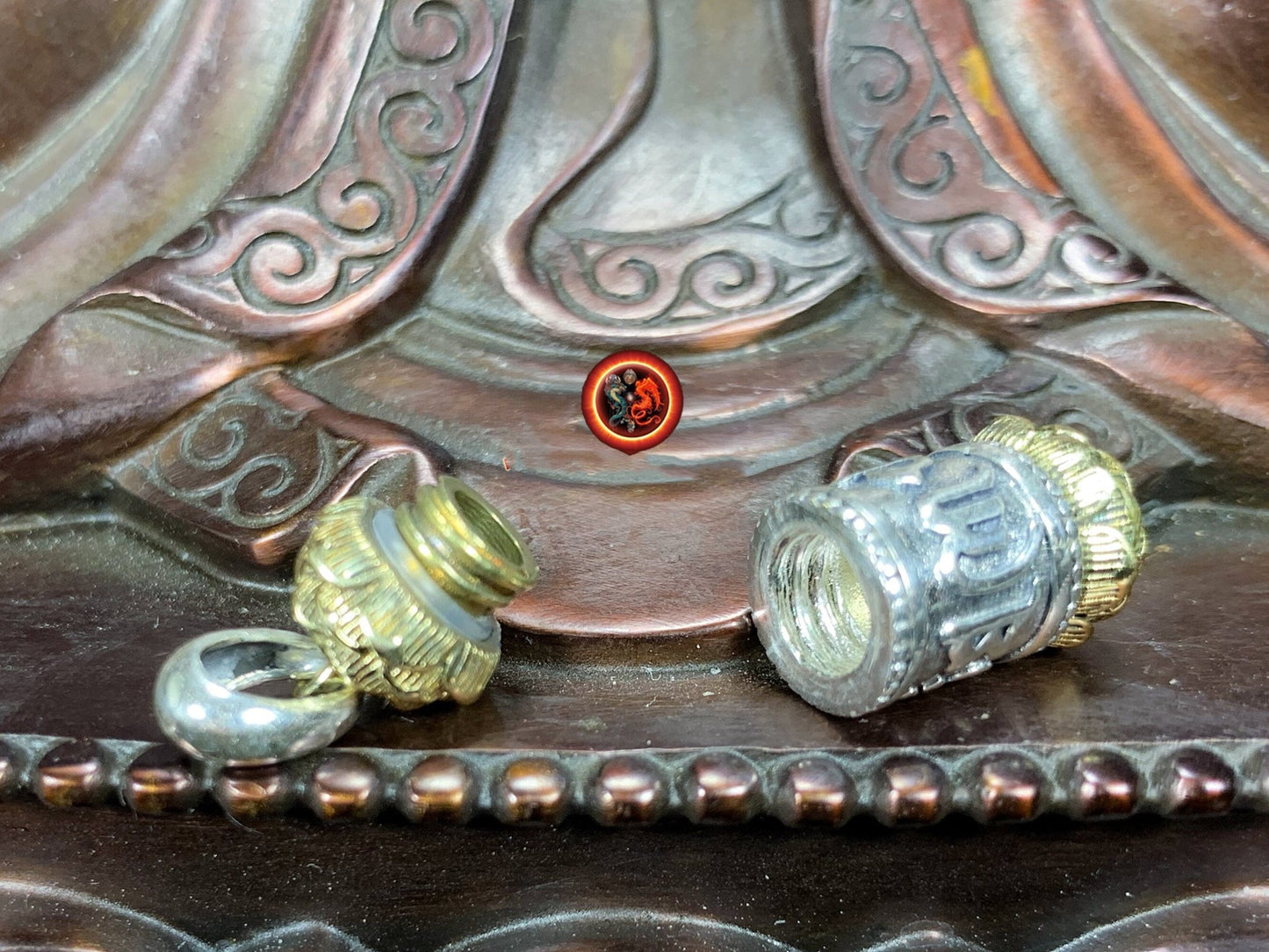 Pendentif bouddha Reliquaire bouddhiste tibetain. Moulin a prière ouvrant. Mantra de la compassion "om mani padme hum". Argent 925 poinçonné, cuivre - obsidian dragon