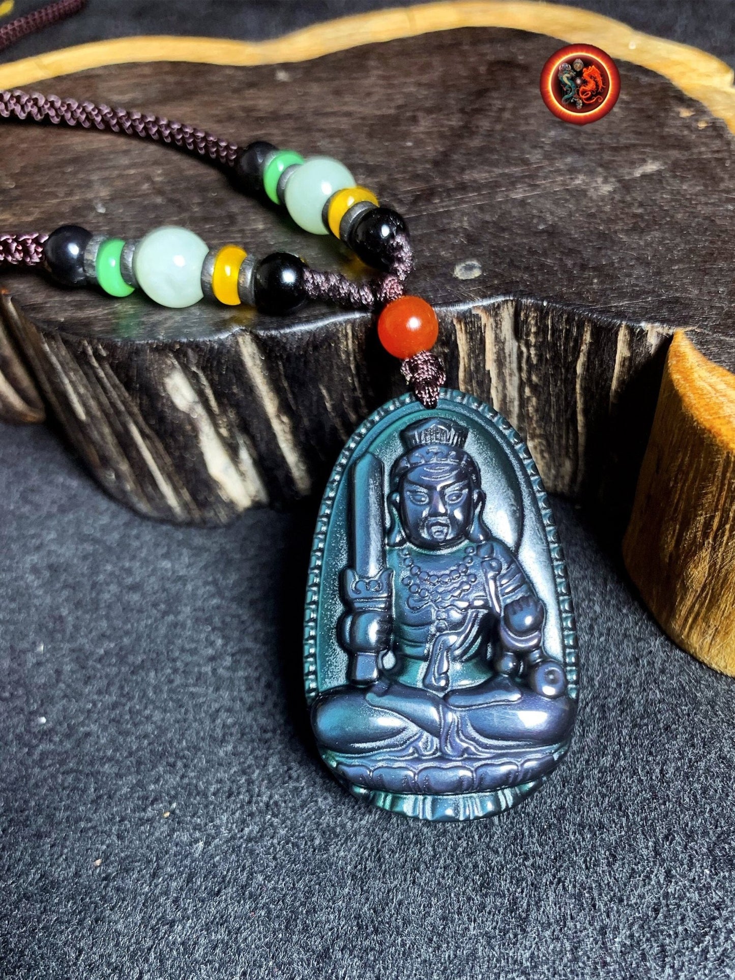 Pendentif, bouddha, Acala. Amulette bouddhiste en obsidienne oeil celeste. obsidienne oeil celeste naturelle du mexique. Cordon, jade. - obsidian dragon